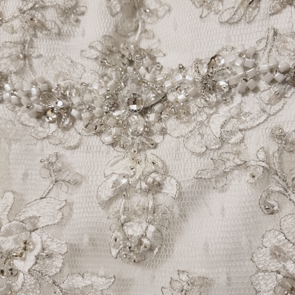 'Alfred Angelo Sapphire' Ivory Lace Beaded Mermaid Sillhoutte Wedding Gown - Picture 7 of 16